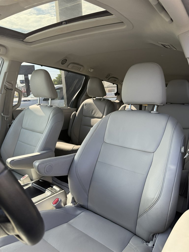 2019 Toyota Sienna - $24,999