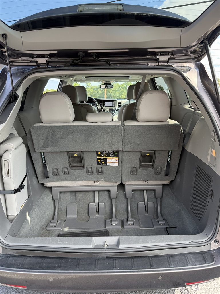 2019 Toyota Sienna - $24,999