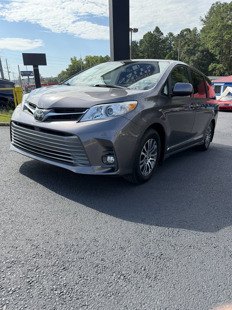 2019 Toyota Sienna - $24,999