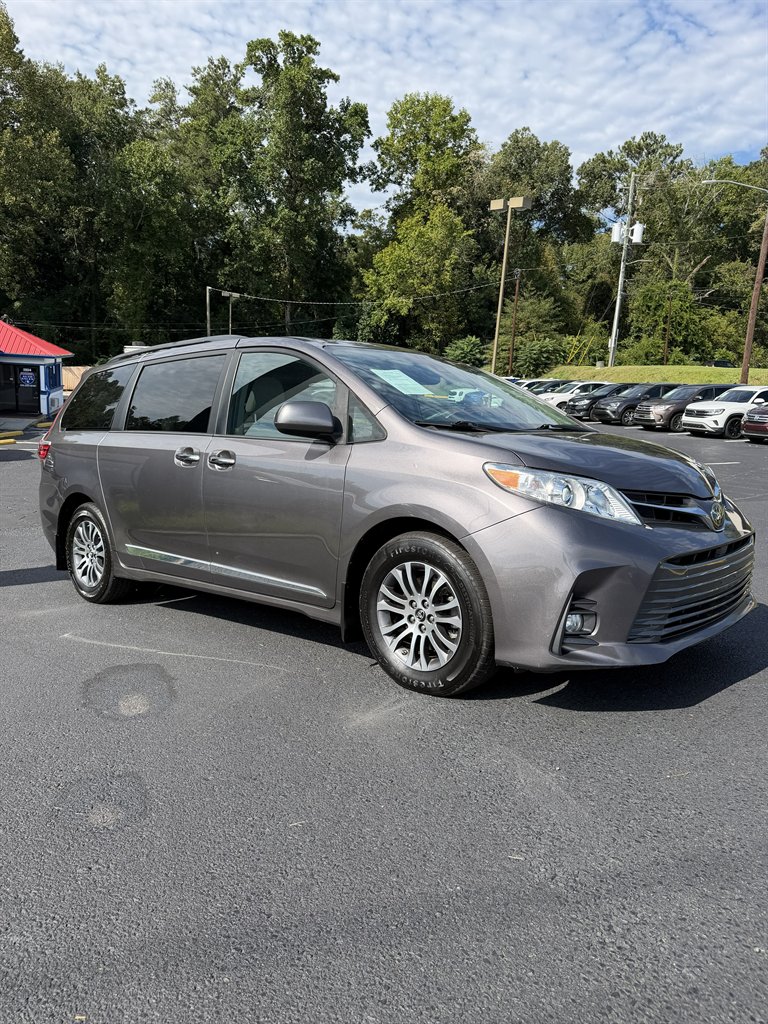 2019 Toyota Sienna - $24,999