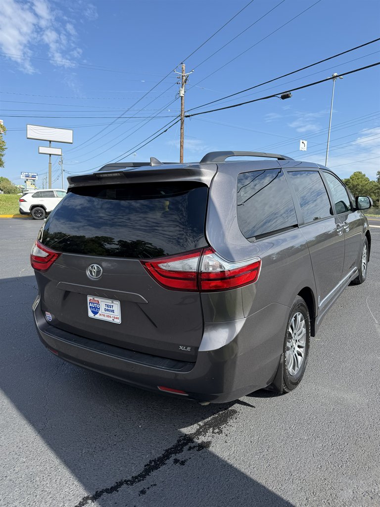 2019 Toyota Sienna - $24,999