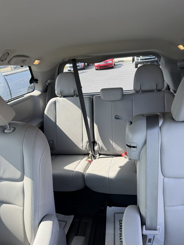 2019 Toyota Sienna - $24,999