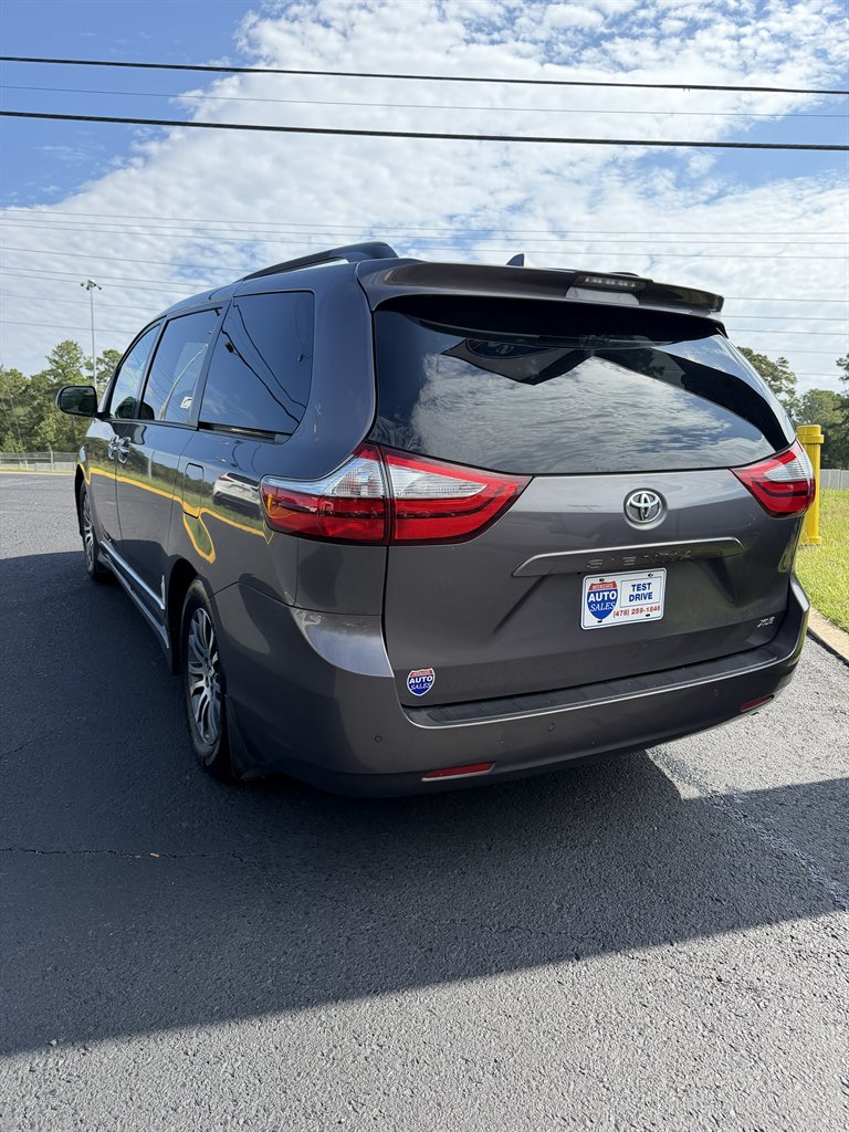 2019 Toyota Sienna - $24,999