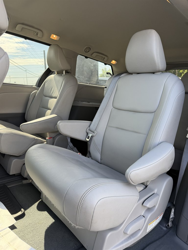 2019 Toyota Sienna - $24,999