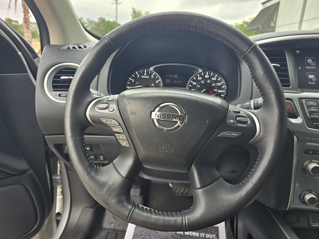 2019 Nissan Pathfinder SL photo