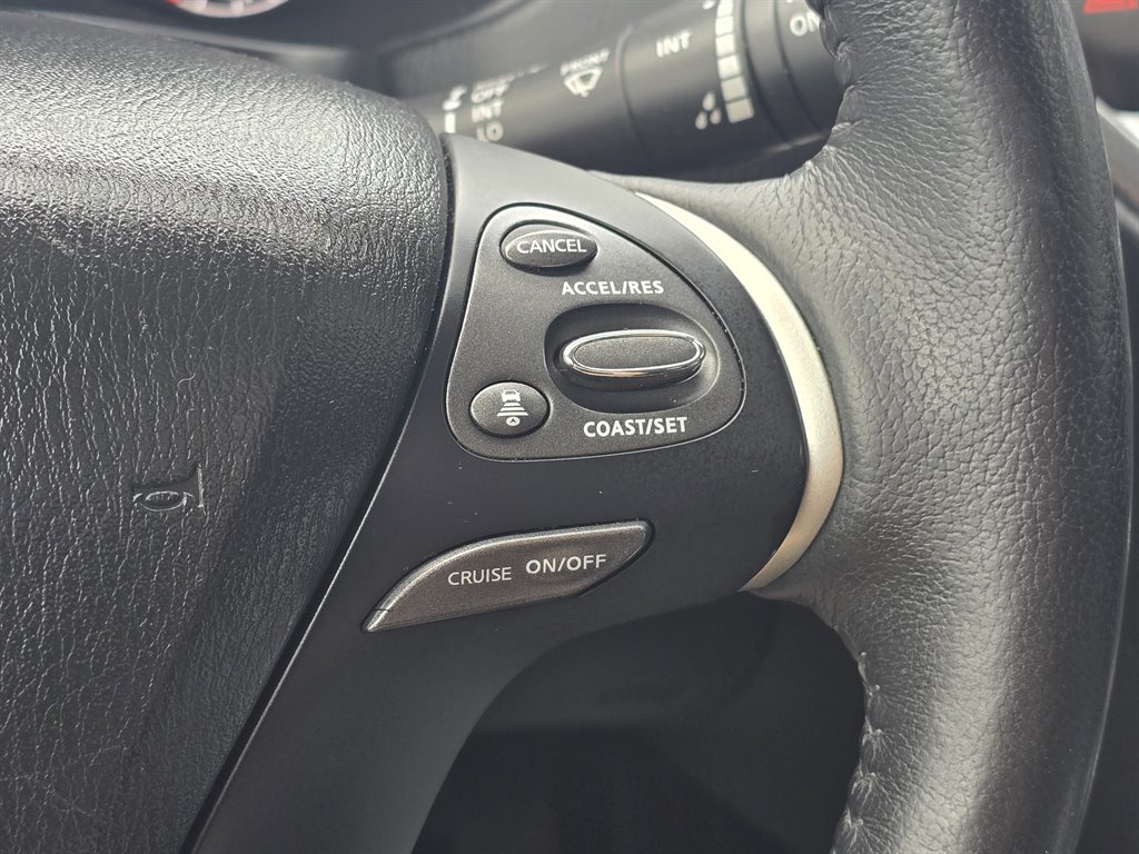 2019 Nissan Pathfinder SL photo