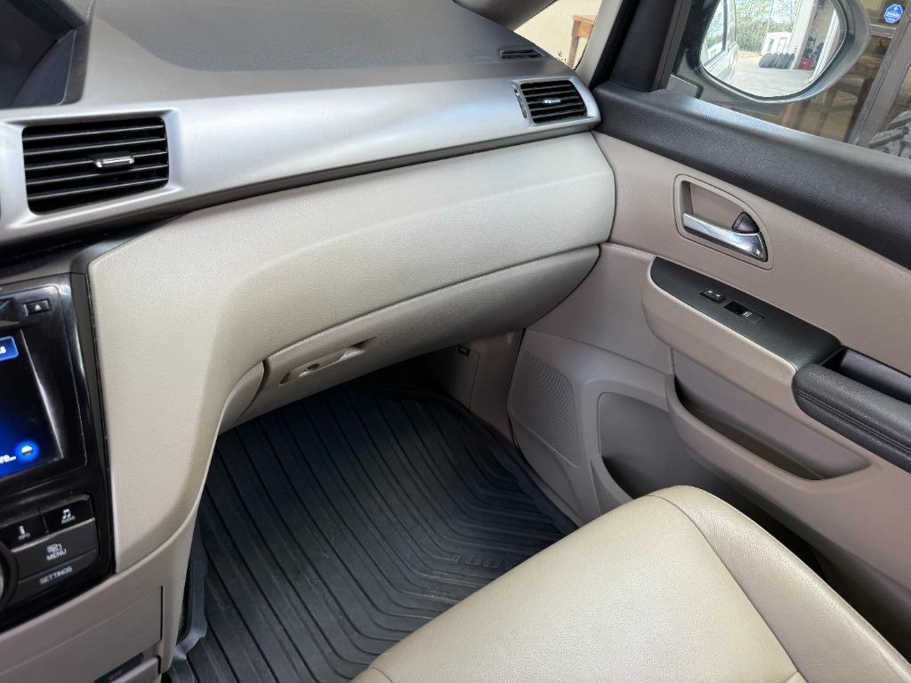 2017 Honda Odyssey - $13,995