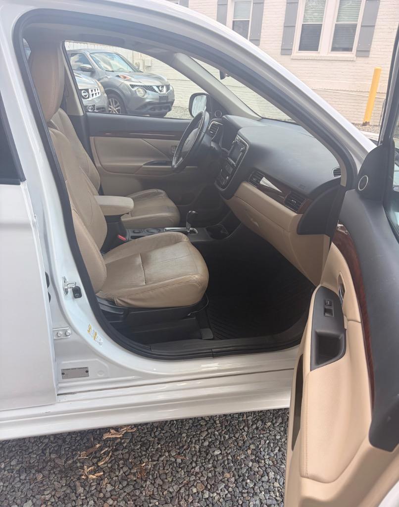 2014 Mitsubishi Outlander - $9,950