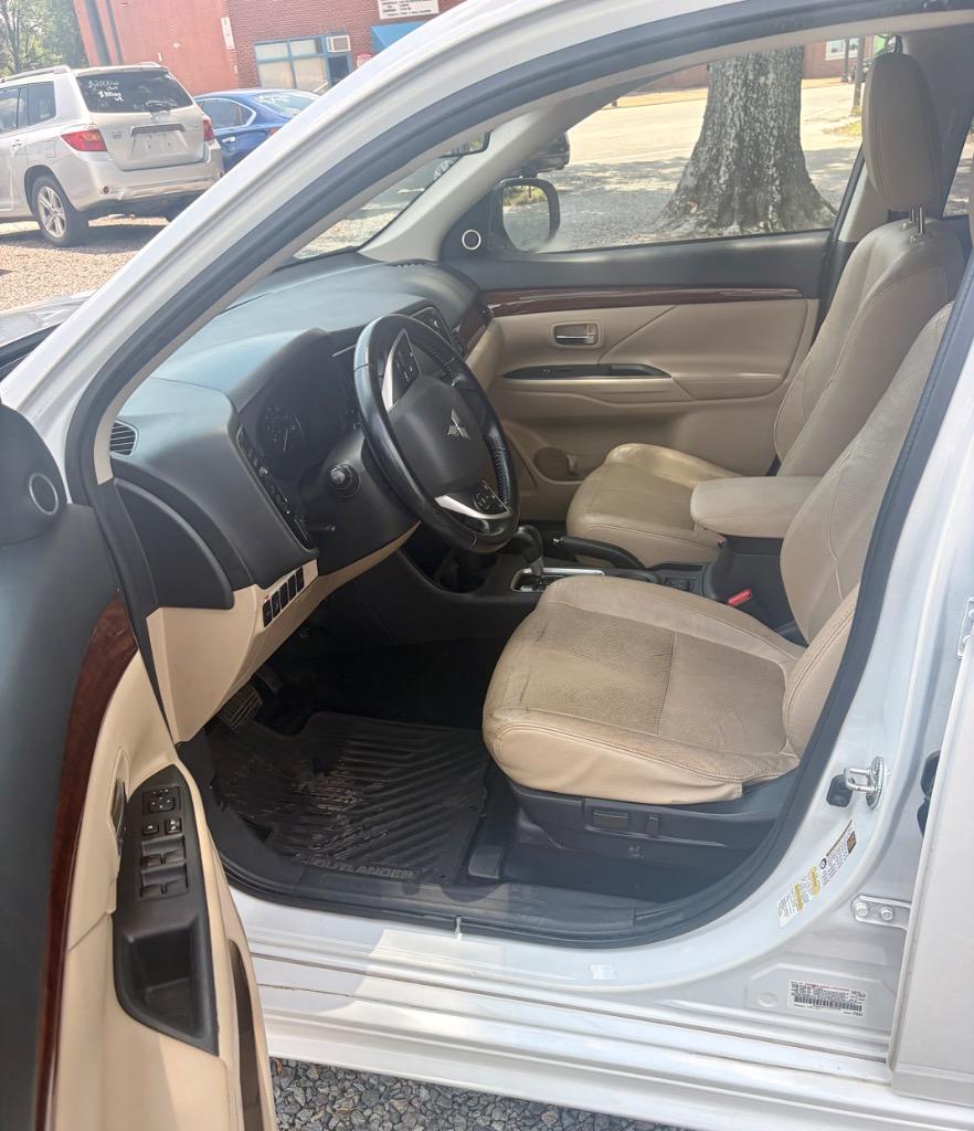 2014 Mitsubishi Outlander - $9,950