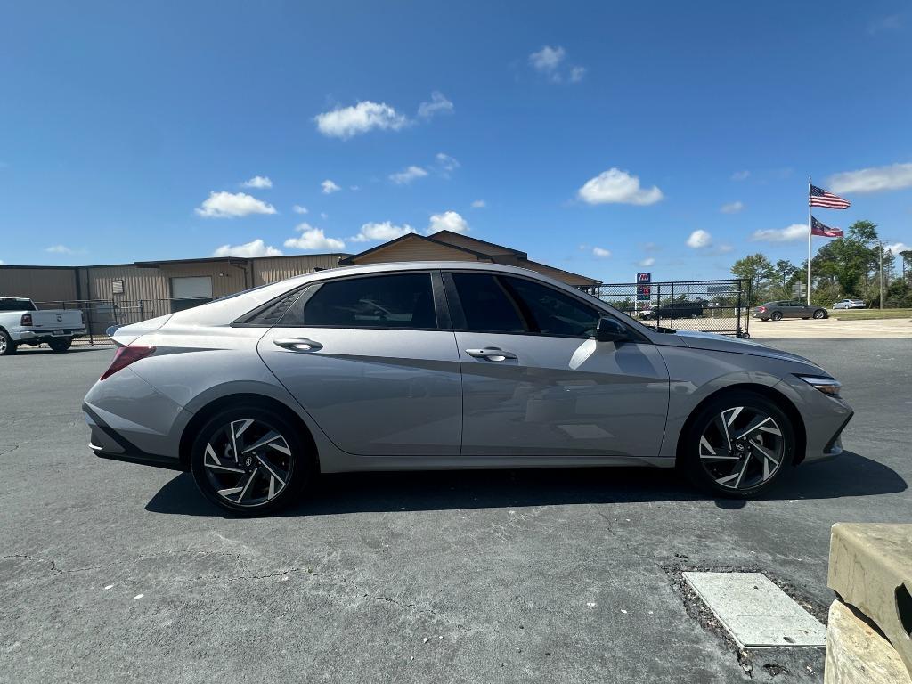 2025 Hyundai Elantra - $25,900