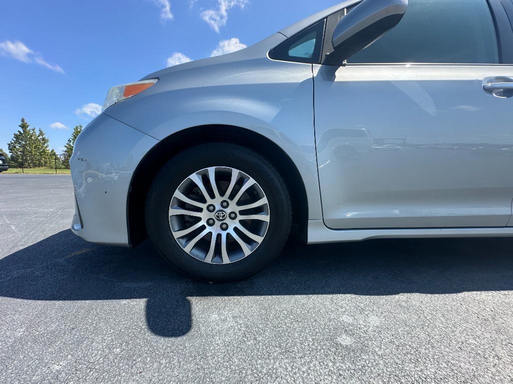 2020 Toyota Sienna - $21,500