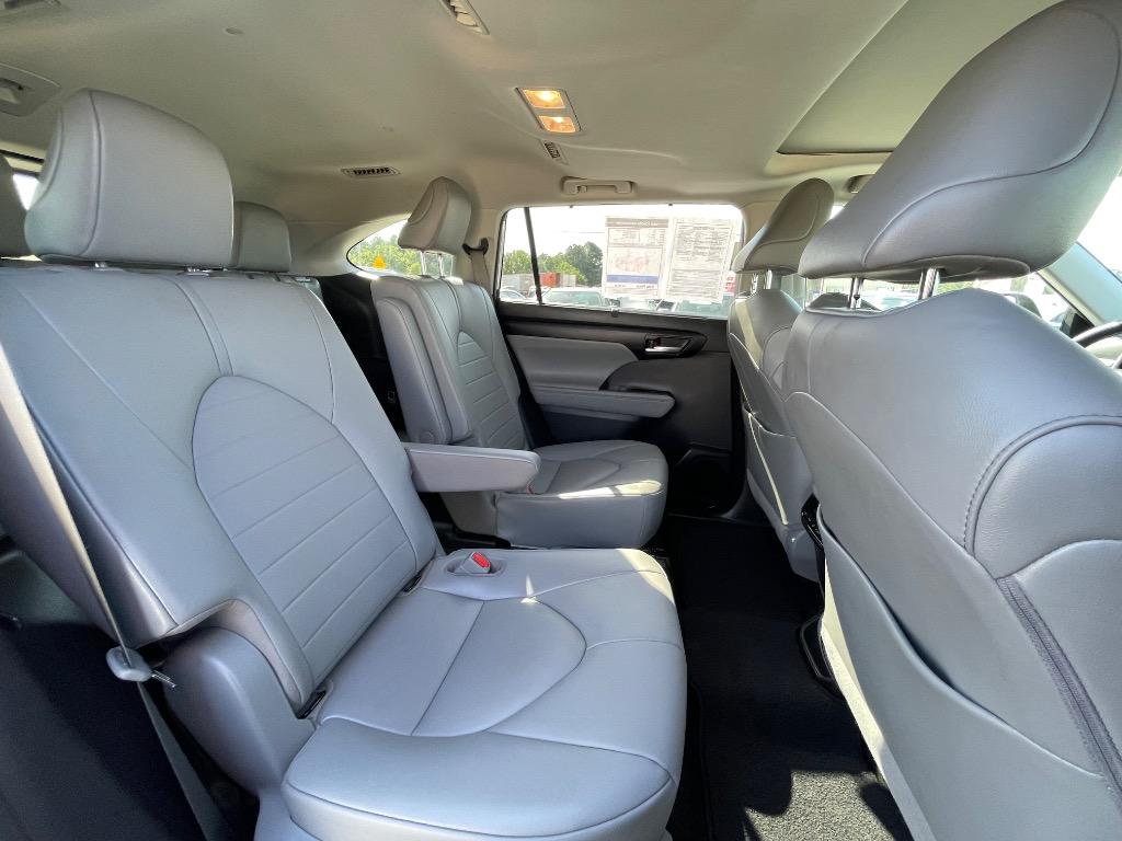 2020 Toyota Highlander - $32,999