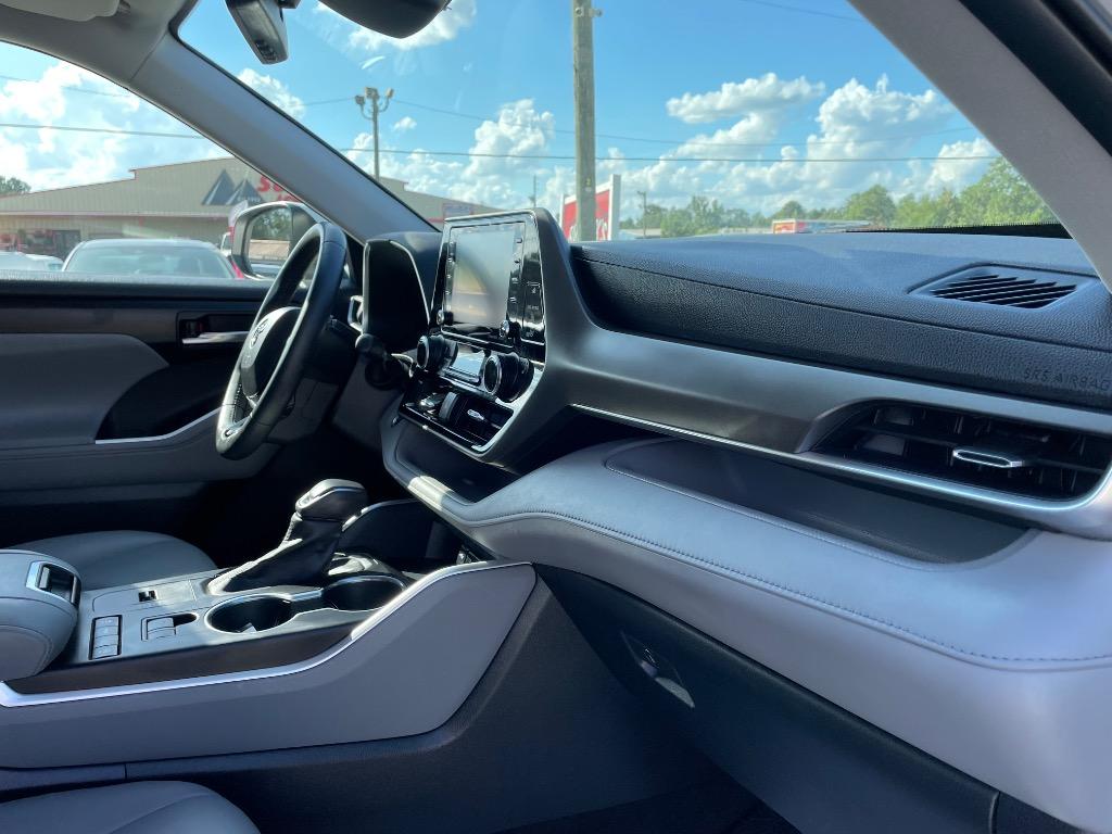 2020 Toyota Highlander - $32,999