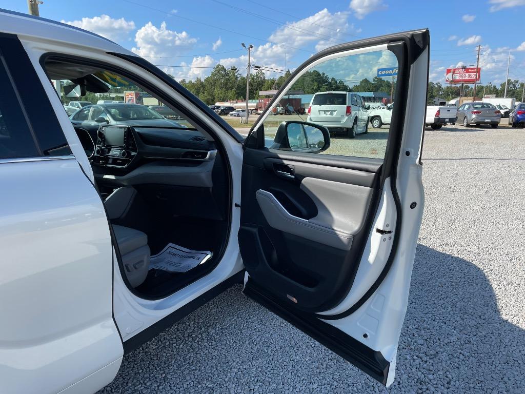 2020 Toyota Highlander - $32,999