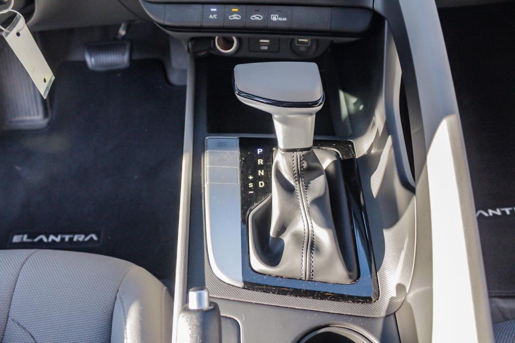 2021 Hyundai Elantra SE photo