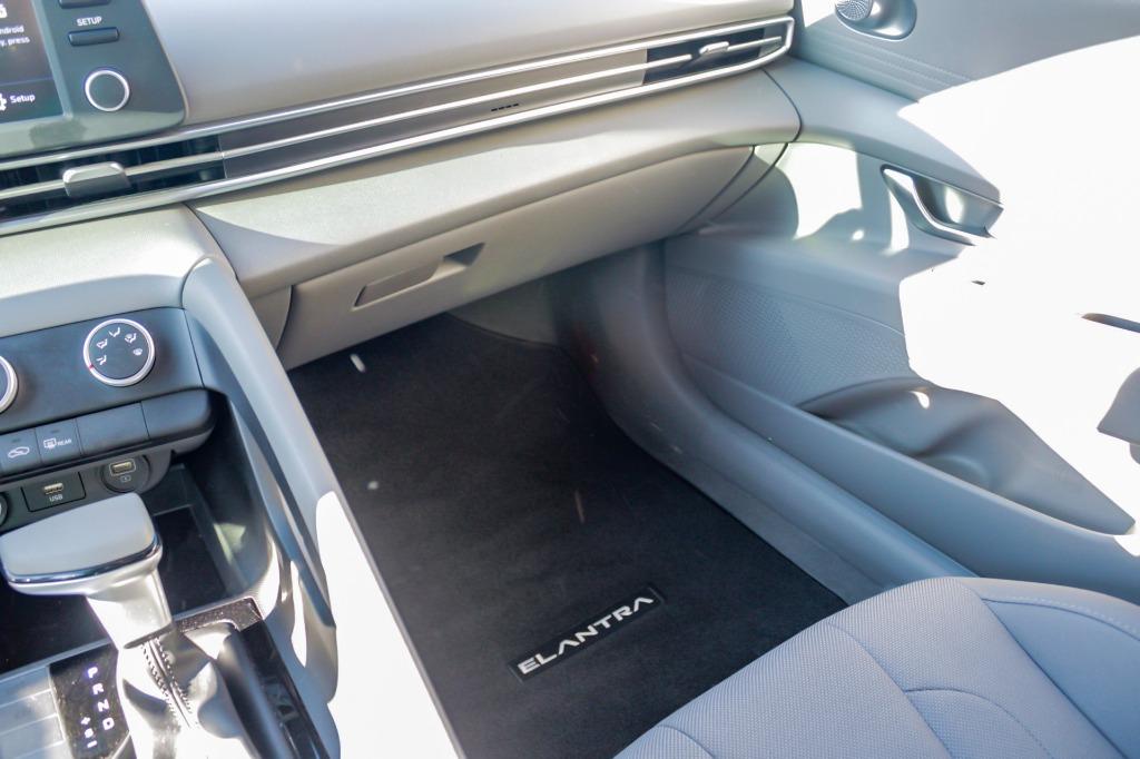 2021 Hyundai Elantra SE photo