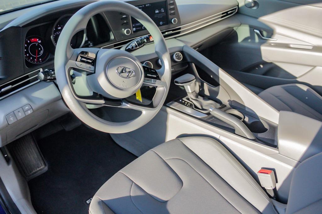 2021 Hyundai Elantra SE photo
