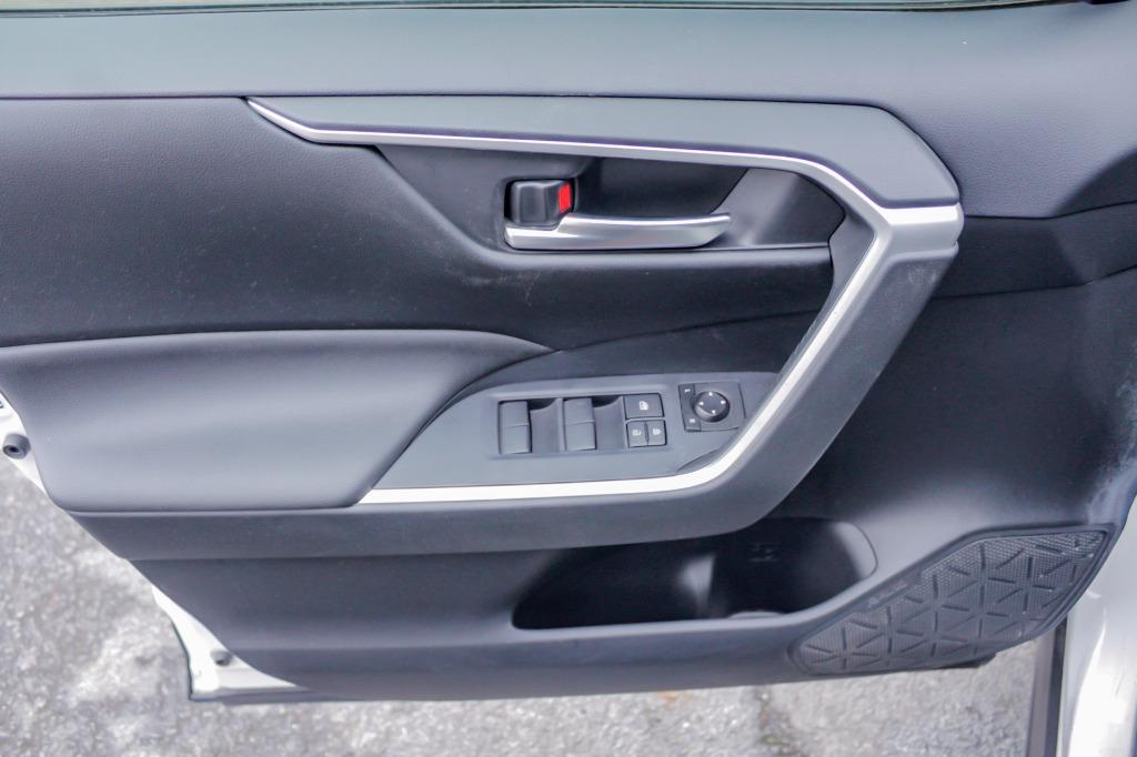 2019 Toyota RAV4 XLE photo