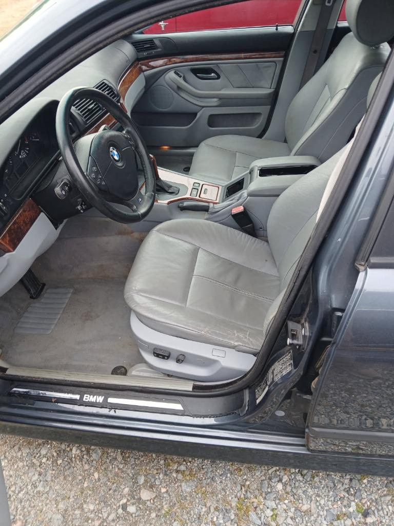 2000 BMW 5-Series 528i photo