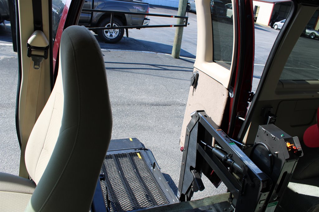 2006 Ford E-350 - $13,950
