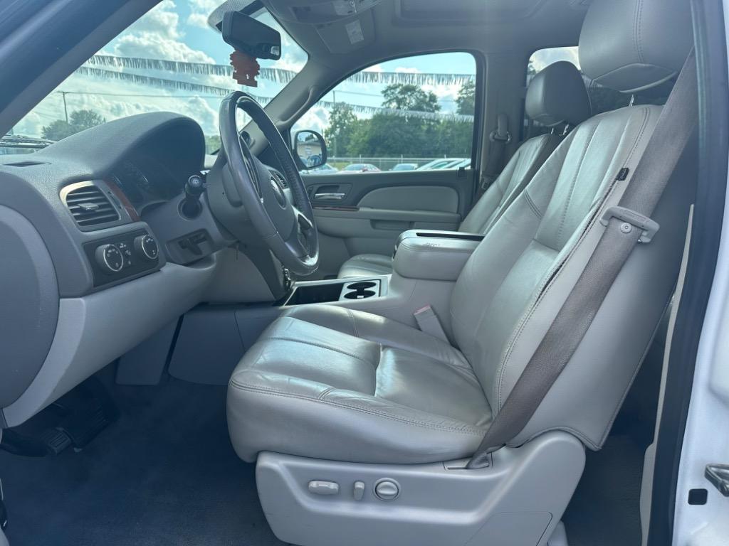 2010 GMC Yukon XL SLT 1500 photo