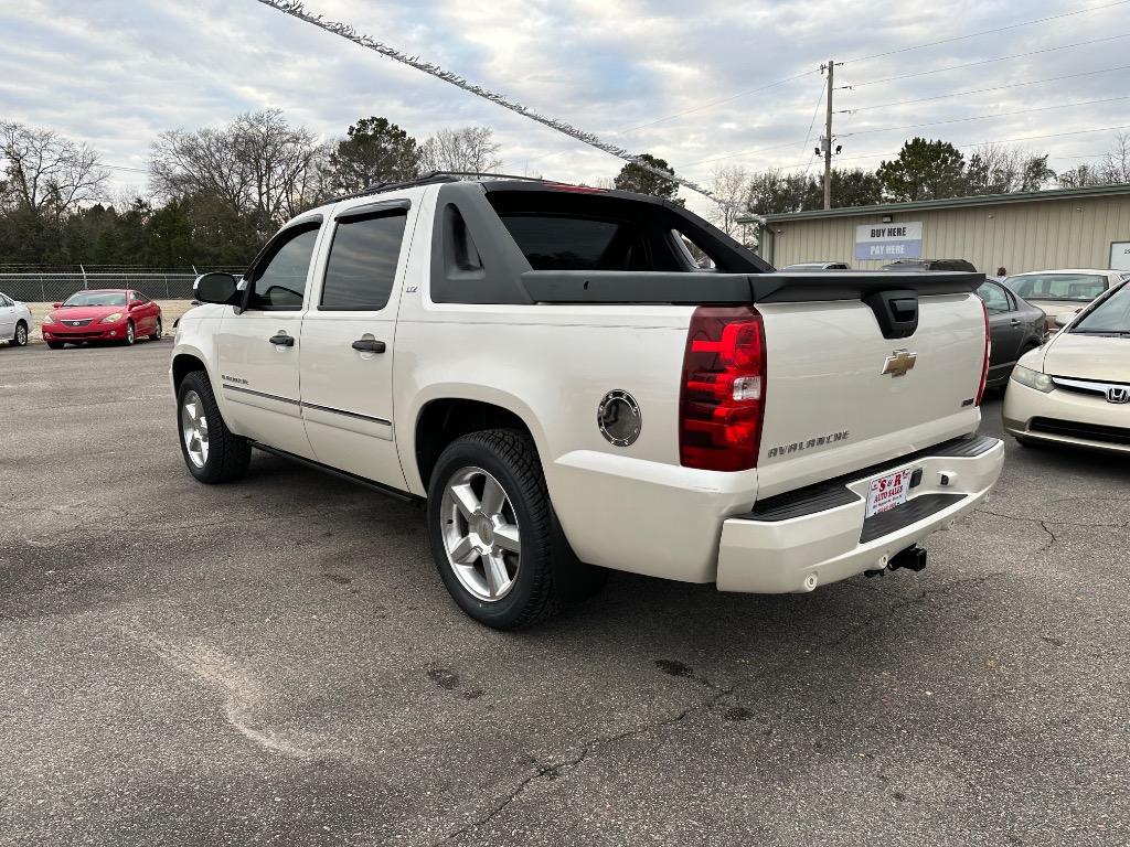 2011 Chevrolet Avalanche LTZ photo