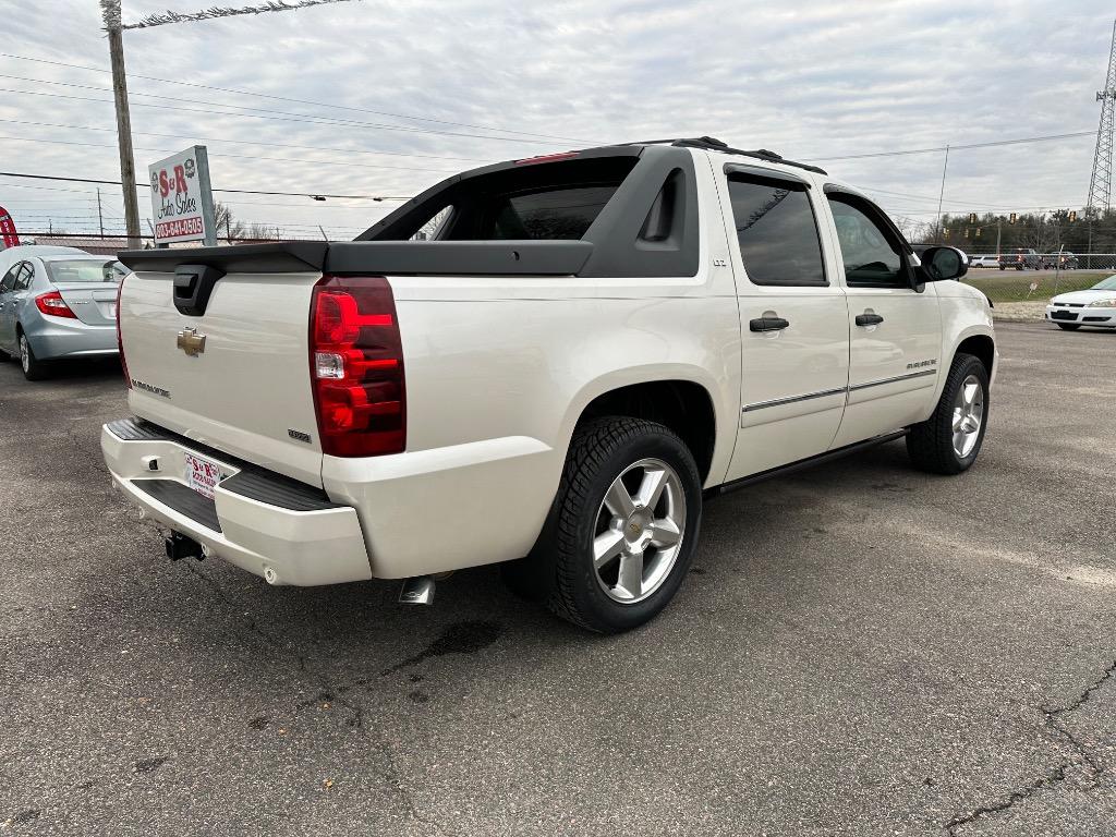 2011 Chevrolet Avalanche LTZ photo