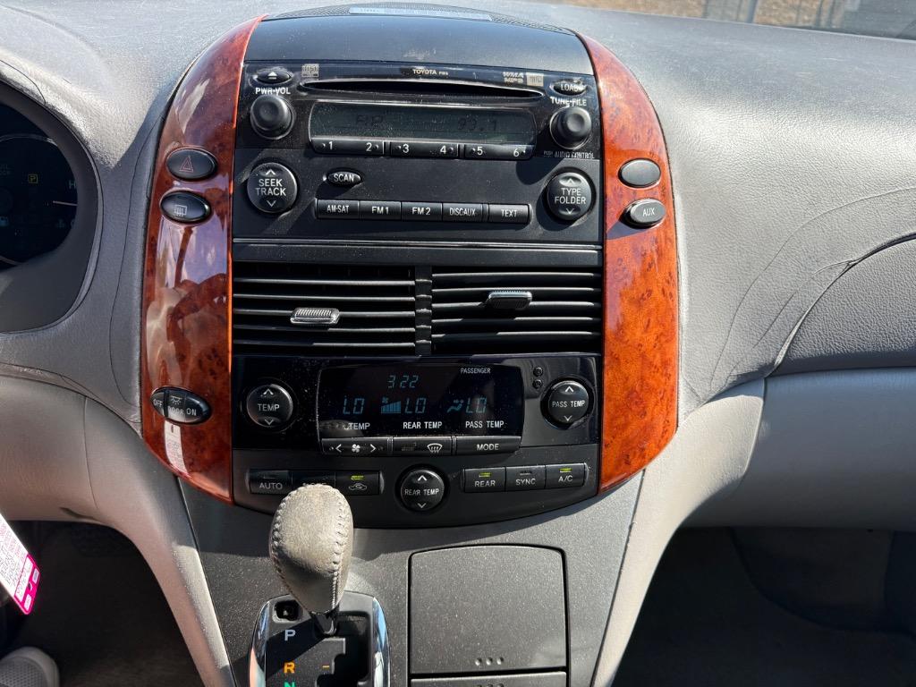 2006 Toyota Sienna - $7,995
