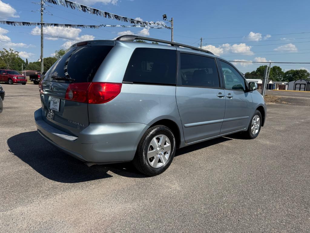 2006 Toyota Sienna - $7,995