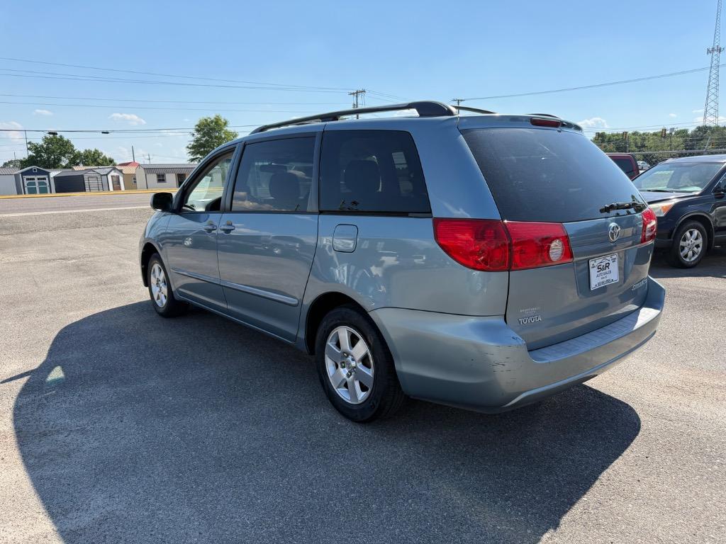 2006 Toyota Sienna - $7,995
