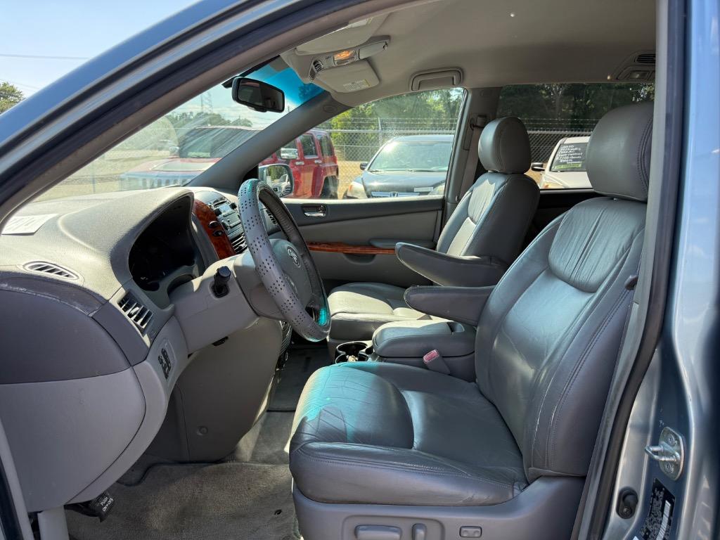 2006 Toyota Sienna - $7,995