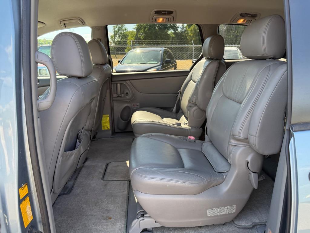 2006 Toyota Sienna - $7,995