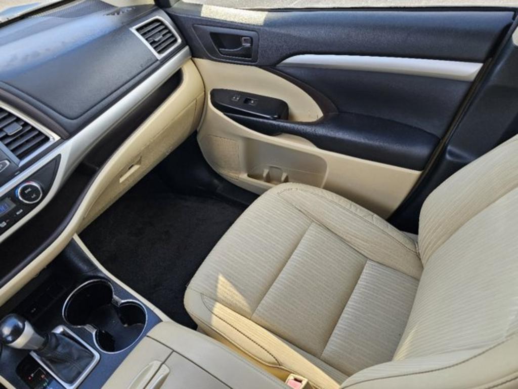 2014 Toyota Highlander LE photo