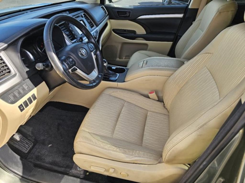 2014 Toyota Highlander LE photo