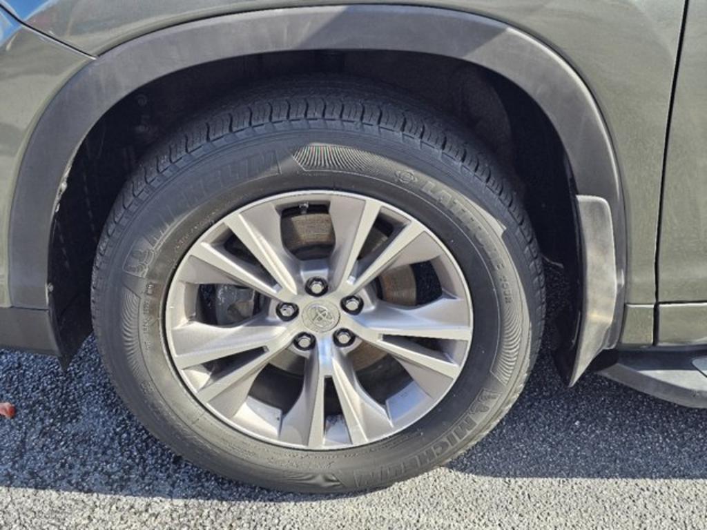 2014 Toyota Highlander LE photo