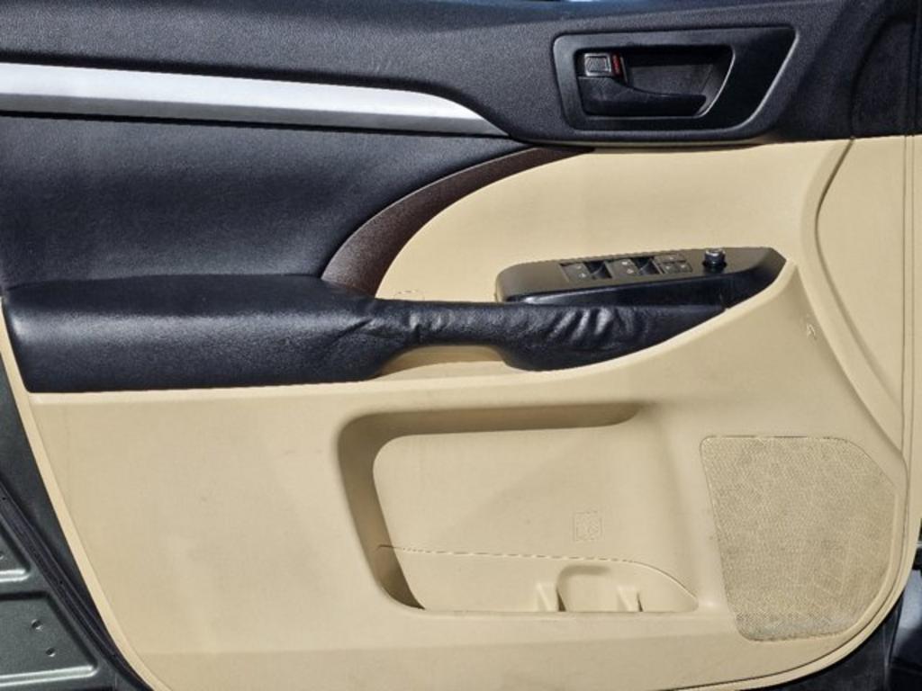 2014 Toyota Highlander LE photo
