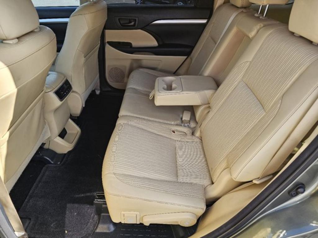 2014 Toyota Highlander LE photo