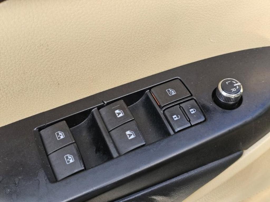 2014 Toyota Highlander LE photo