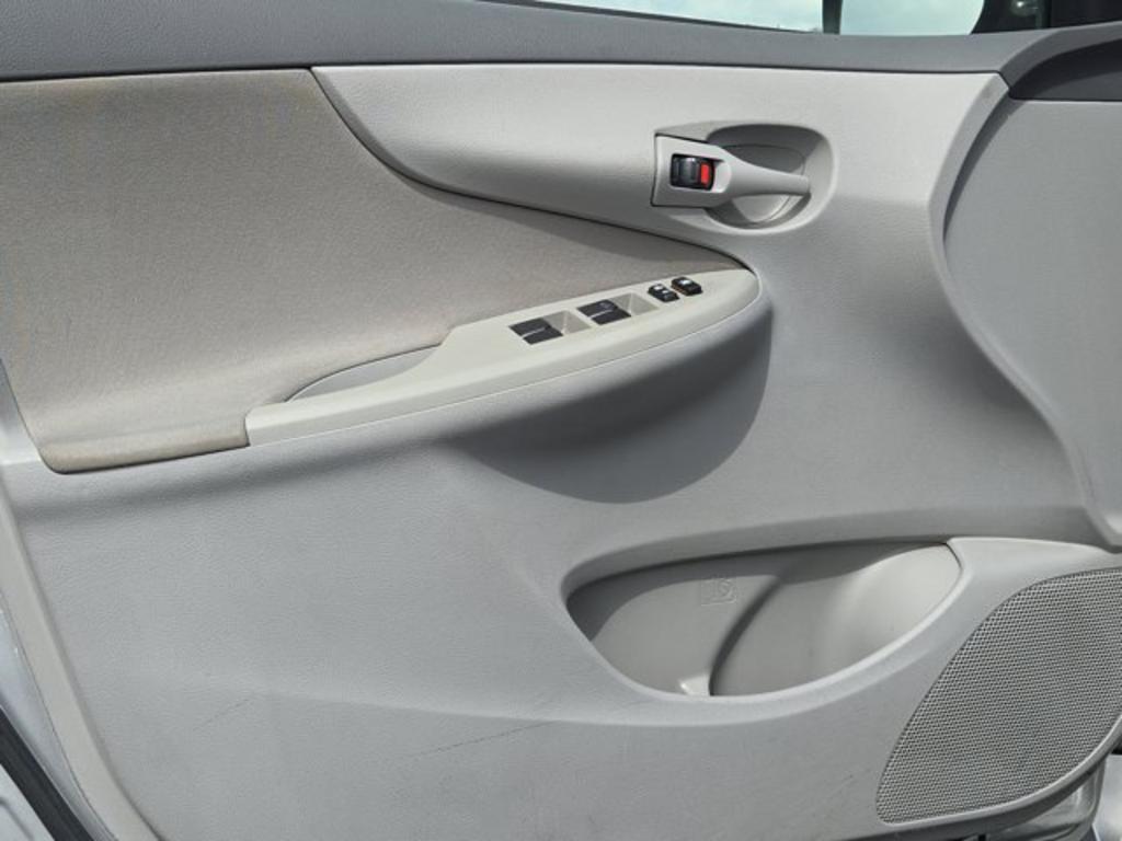2009 Toyota Corolla LE photo