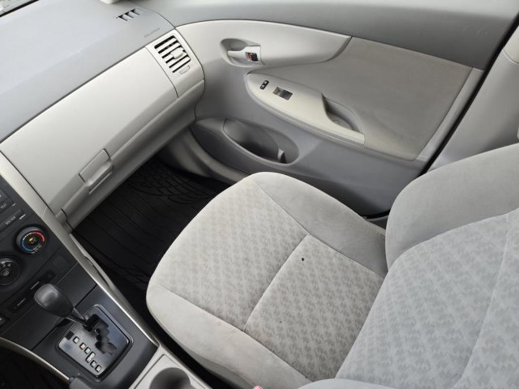 2009 Toyota Corolla LE photo