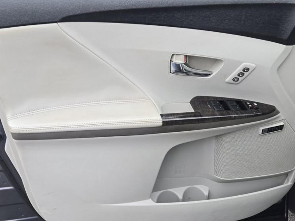 2013 Toyota Venza LE photo