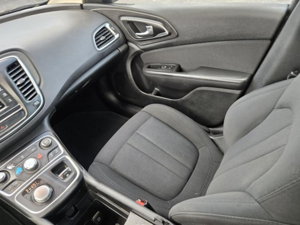 2016 Chrysler 200 - $9,995