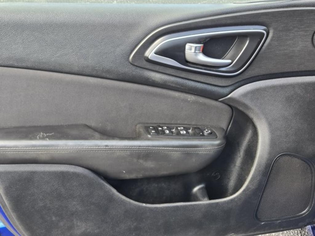 2016 Chrysler 200 - $9,995