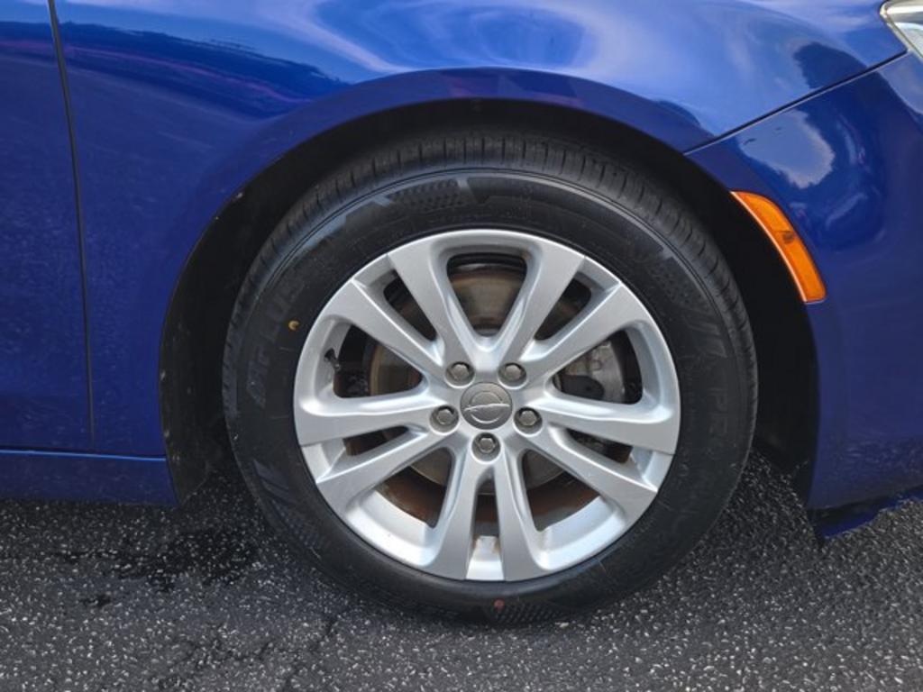 2016 Chrysler 200 - $9,995
