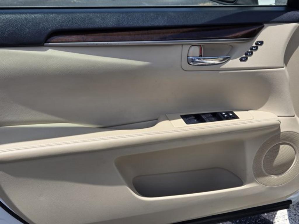 2014 Lexus ES - $14,995