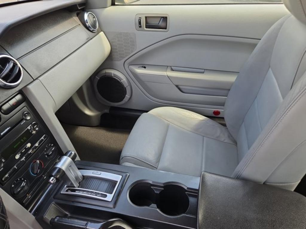 2005 Ford Mustang V6 Deluxe photo