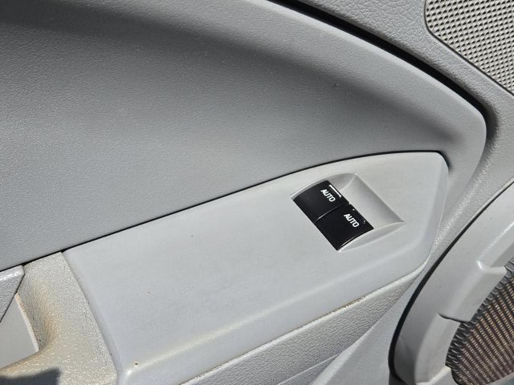 2005 Ford Mustang V6 Deluxe photo
