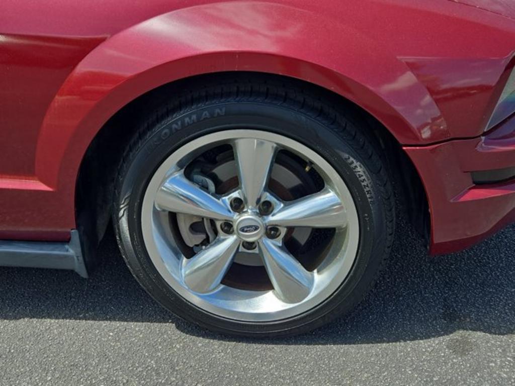 2005 Ford Mustang V6 Deluxe photo