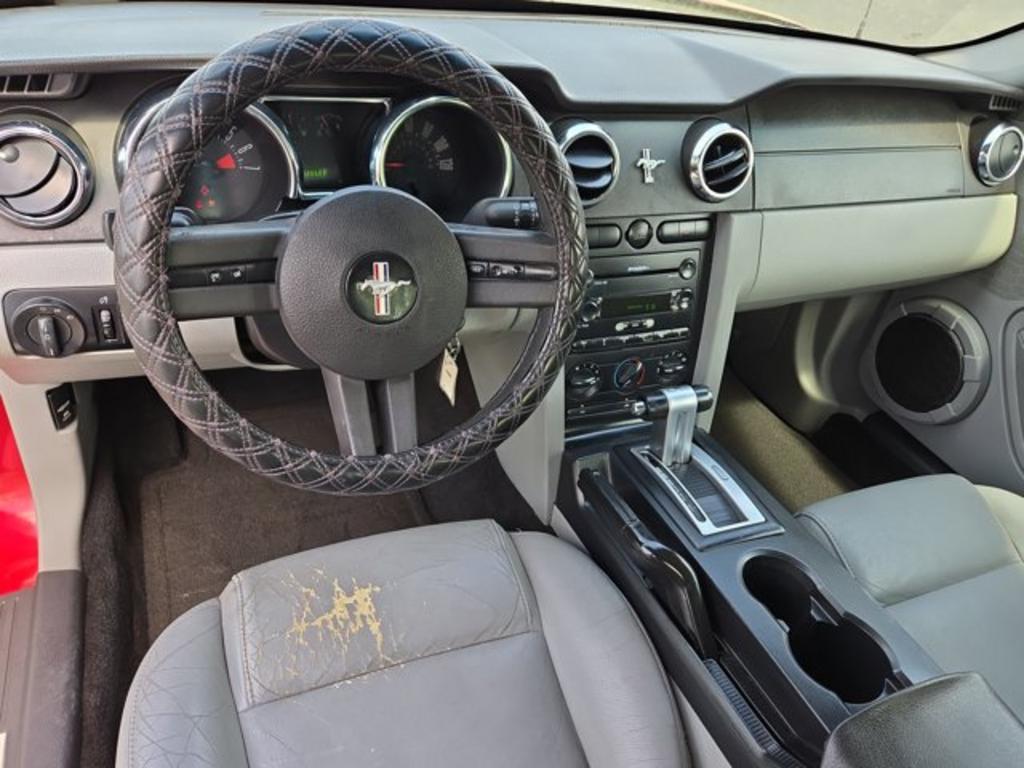 2005 Ford Mustang V6 Deluxe photo