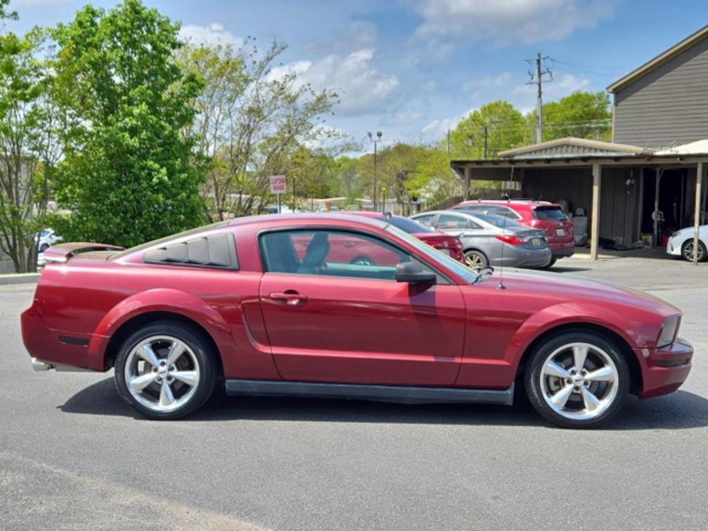 2005 Ford Mustang V6 Deluxe photo